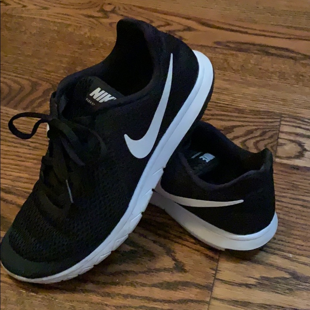 Nike black tennis shoes